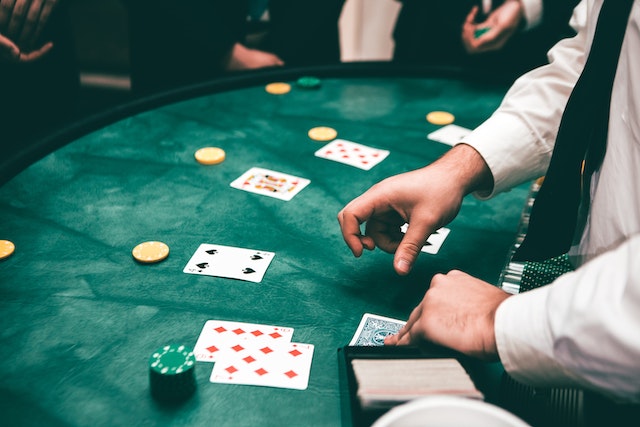 What is the age restriction in online casinos?